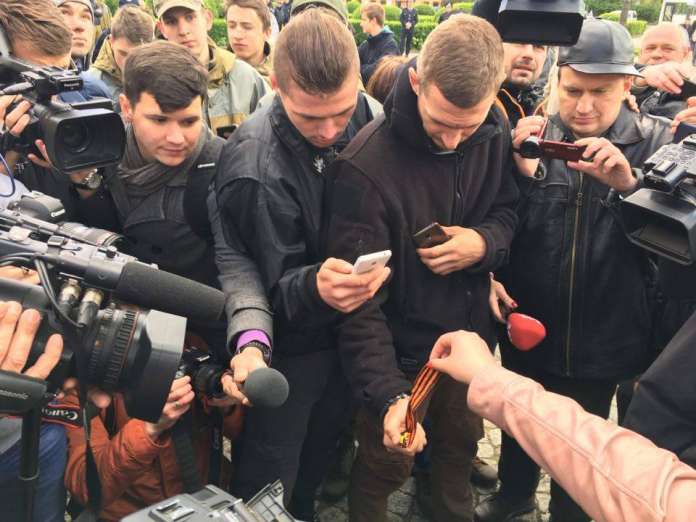 У Львові біля Пагорбу Слави спалили георгіївську стрічку (фото) У Львові біля Пагорбу Слави спалили георгіївську стрічку (фото)
