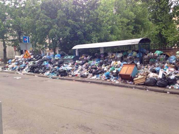 Станом на сьогодні у Львові сміття не вивезено з 287 контейнерних майданчиків Станом на сьогодні у Львові сміття не вивезено з 287 контейнерних майданчиків