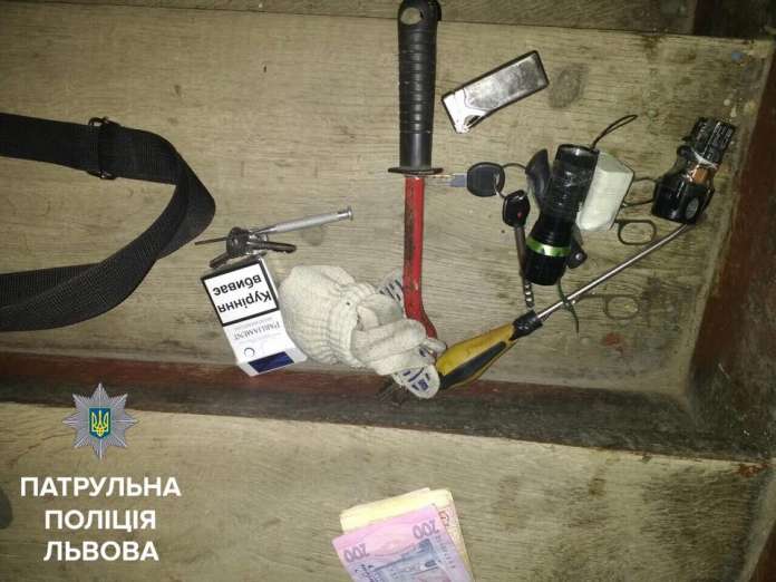 У Львові патрульні затримали чоловіка, який намагався проникнути в квартиру У Львові патрульні затримали чоловіка, який намагався проникнути в квартиру