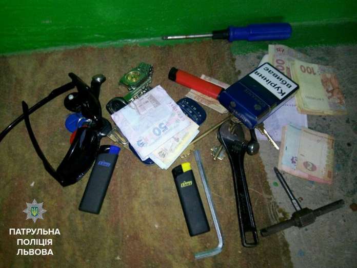 У Львові патрульні затримали двох квартирних злодіїв (фото) У Львові патрульні затримали двох квартирних злодіїв (фото)