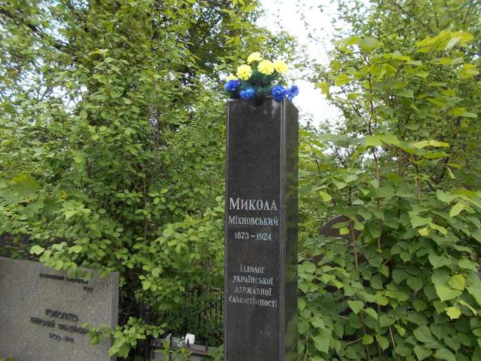 На Байковому кладовищі зникло погруддя Миколи Міхновського На Байковому кладовищі зникло погруддя Миколи Міхновського