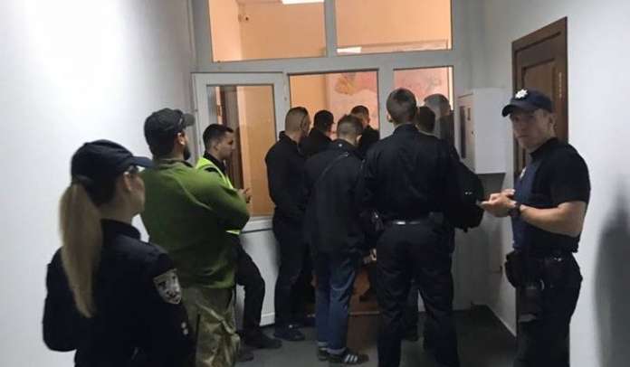 Невідомі захопили кабінет голови Держгеонадр Невідомі захопили кабінет голови Держгеонадр