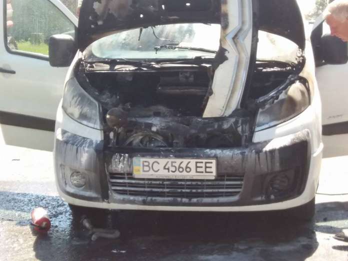 У Жовківському районі горів автомобіль (фото) У Жовківському районі горів автомобіль (фото)