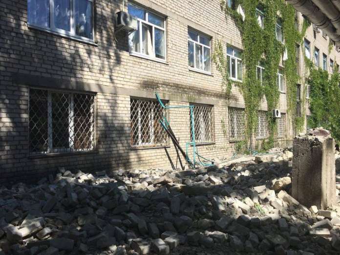 Під прицілом бойовиків у Красногорівці були школа, лікарня, будинки і водогін Під прицілом бойовиків у Красногорівці були школа, лікарня, будинки і водогін