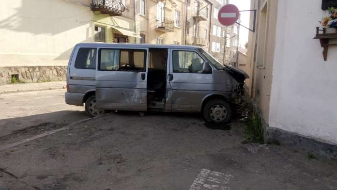 У Перемишлянах бус влетів у будинок (фото) У Перемишлянах бус влетів у будинок (фото)