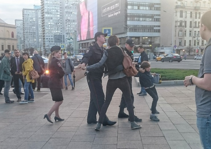 У центрі Москви затримали 10-річного хлопчика, який декламував «Гамлета» (відео) У центрі Москви затримали 10-річного хлопчика, який декламував «Гамлета» (відео)