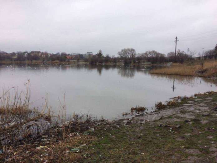 У Львові через злив нечистот під загрозою знищення одне із озер У Львові через злив нечистот під загрозою знищення одне із озер