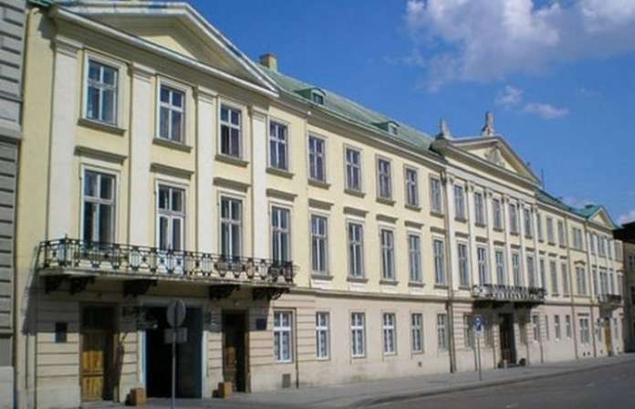 Поліція з’ясовує обставини сутичок під стінами Львівської обласної ради Поліція з’ясовує обставини сутичок під стінами Львівської обласної ради