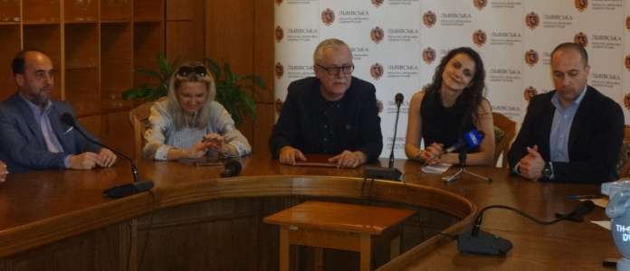 Скандал! Організатори дійства на бронетанковому заводі накинулися на журналістів Скандал! Організатори дійства на бронетанковому заводі накинулися на журналістів