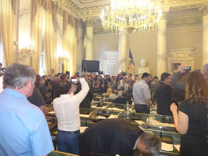 Під час сутичок у Львівській обласній раді жінка отримала опіки Під час сутичок у Львівській обласній раді жінка отримала опіки