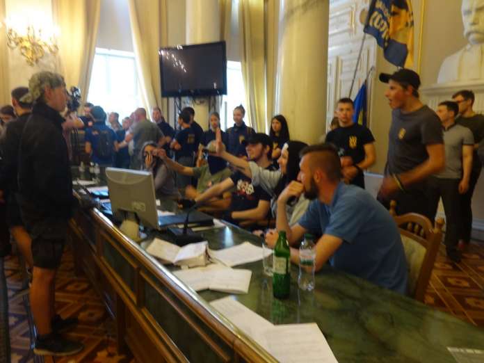 Голова Львівської облради Ганущин прокоментував сьогоднішні події в раді (стрім) Голова Львівської облради Ганущин прокоментував сьогоднішні події в раді (стрім)