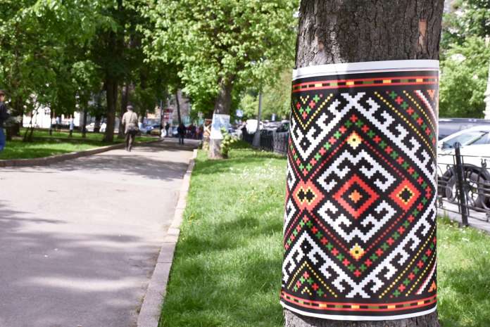 Дерева перед Львівською ОДА прикрасили вишиванками Дерева перед Львівською ОДА прикрасили вишиванками