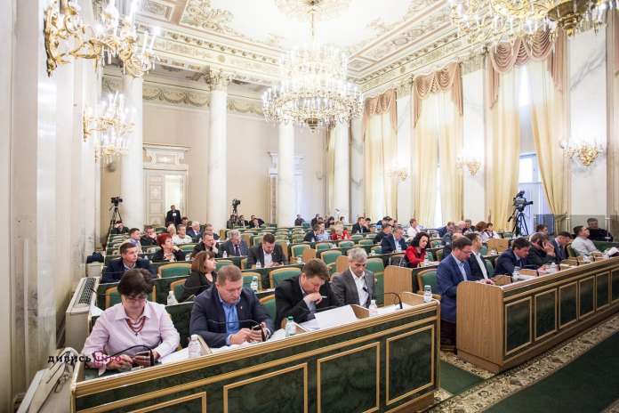 Львівські депутати виділили 7 мільйонів гривень на збільшення зарплат чиновникам Львівські депутати виділили 7 мільйонів гривень на збільшення зарплат чиновникам