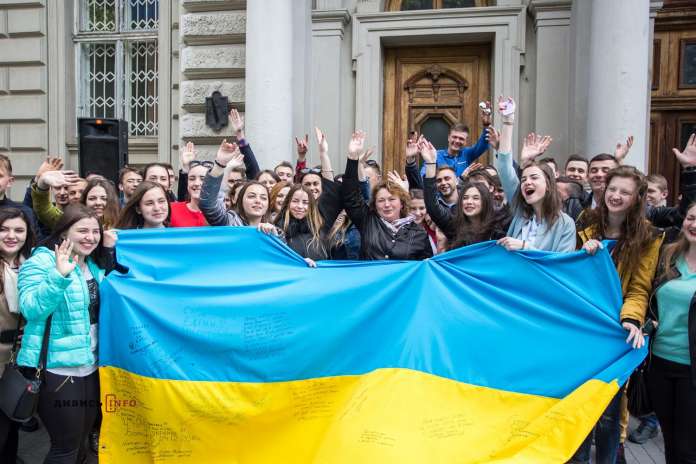 Гімн ЄС та кульки: львівські студенти відсвяткували остаточне схвалення безвізу для українців (фото) Гімн ЄС та кульки: львівські студенти відсвяткували остаточне схвалення безвізу для українців (фото)