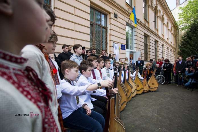 Львів’янину, загиблому герою АТО Михайлу Кварцяни, відкрили меморіальну дошку (фоторепортаж) Львів’янину, загиблому герою АТО Михайлу Кварцяни, відкрили меморіальну дошку (фоторепортаж)