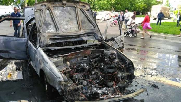 На вулиці Хоткевича у Львові згорів автомобіль (фото, відео) На вулиці Хоткевича у Львові згорів автомобіль (фото, відео)