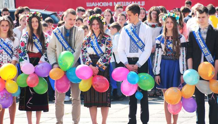 Танці у вишиванках: як у львівських школах пройшов останній дзвоник (фоторепортаж) Танці у вишиванках: як у львівських школах пройшов останній дзвоник (фоторепортаж)