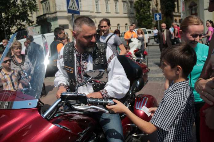 Як байкери у Львові збирали гроші для хворих дітей (фоторепортаж) Як байкери у Львові збирали гроші для хворих дітей (фоторепортаж)