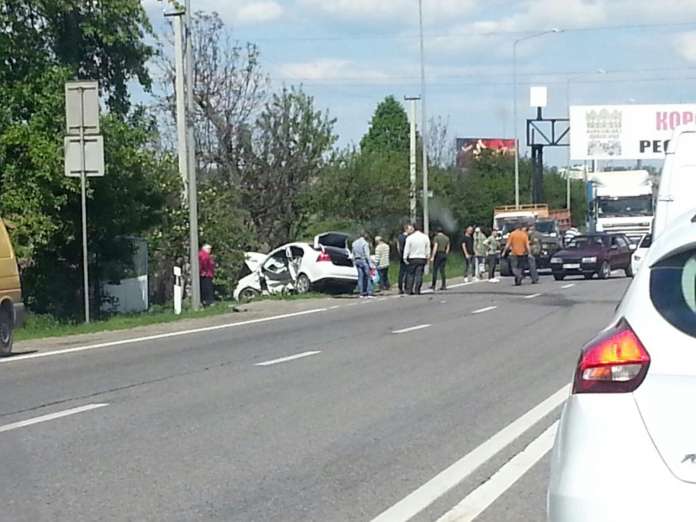 Біля Львова зіткнулись два легковики, четверо осіб постраждали (фото) Біля Львова зіткнулись два легковики, четверо осіб постраждали (фото)