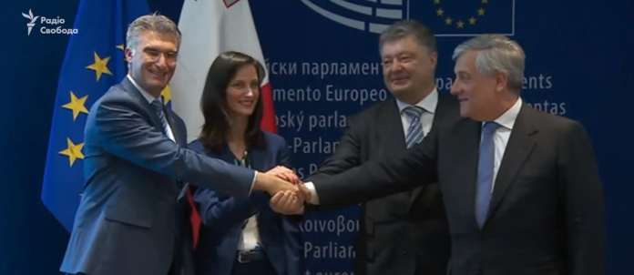 В Європарламенті урочисто підписали безвіз для України В Європарламенті урочисто підписали безвіз для України