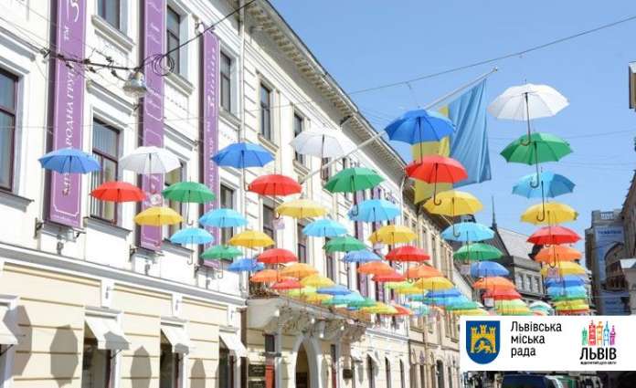 Центр Львова прикрасили різнобарвними парасольками Центр Львова прикрасили різнобарвними парасольками