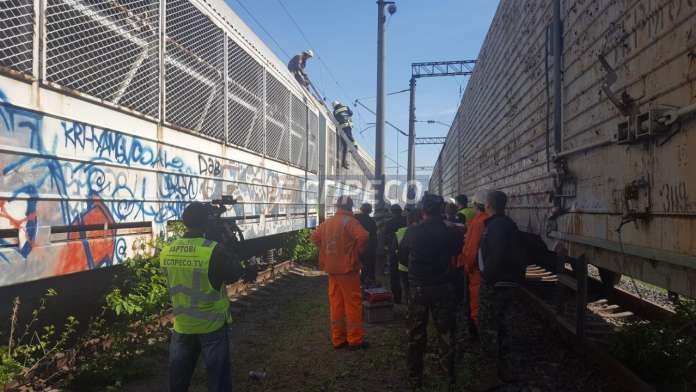 У Києві екстремала вбило струмом на залізниці, його брат з важкими опіками У Києві екстремала вбило струмом на залізниці, його брат з важкими опіками