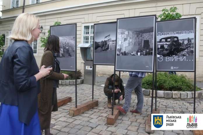 На площі Ринок відкрили фотовиставку «Фото з війни» На площі Ринок відкрили фотовиставку «Фото з війни»