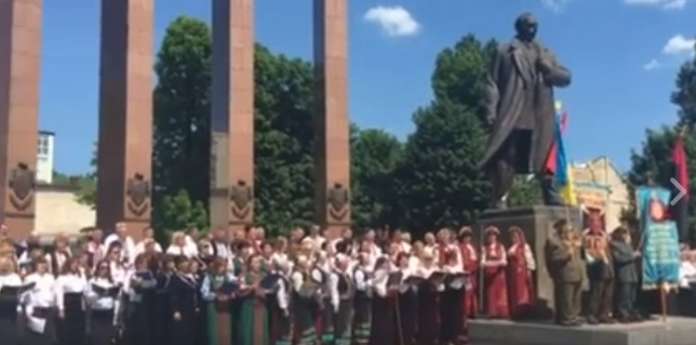 День Героїв: як 20 зведених хорів заспівали «Ой, у лузі червона калина» (відео) День Героїв: як 20 зведених хорів заспівали «Ой, у лузі червона калина» (відео)