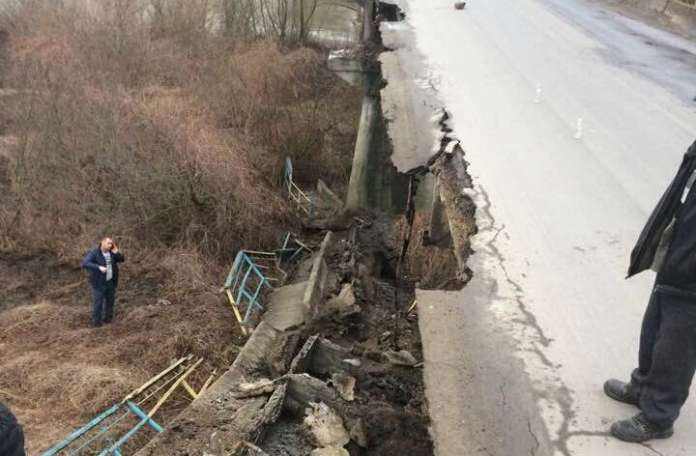 На Львівщині закрили для транспорту аварійний міст На Львівщині закрили для транспорту аварійний міст