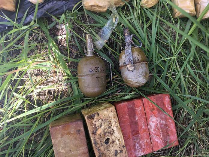 У Маріуполі виявили дві схованки з вибухівкою (фото) У Маріуполі виявили дві схованки з вибухівкою (фото)