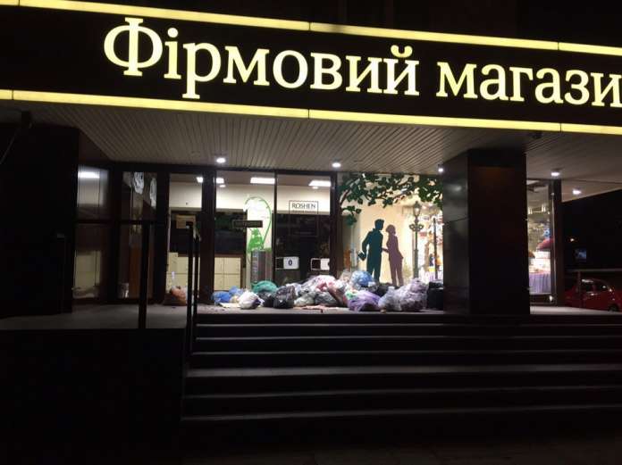 Львів’яни «натякнули» Президенту про сміттєву кризу (фото) Львів’яни «натякнули» Президенту про сміттєву кризу (фото)
