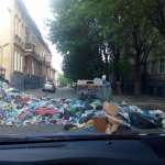Проїзд на вулиці Шараневича у Львові заблокований… сміттям (фото) - 1