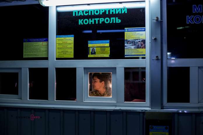 Перші громадяни України перетинають кордон ЄС без віз. Як це було (відео) Перші громадяни України перетинають кордон ЄС без віз. Як це було (відео)