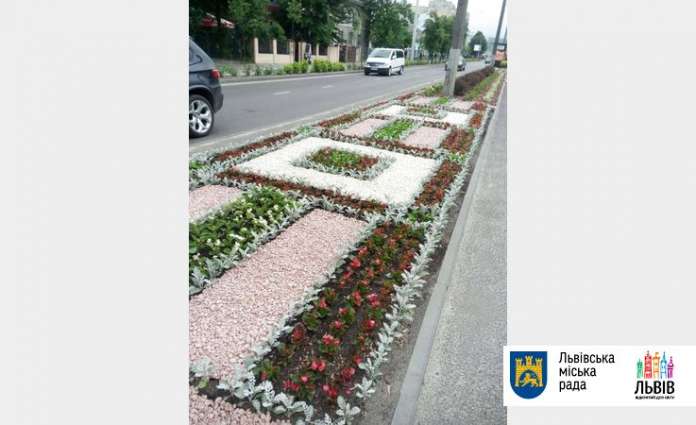 У Шевченківському районі висаджують квітники вишитим орнаментом У Шевченківському районі висаджують квітники вишитим орнаментом