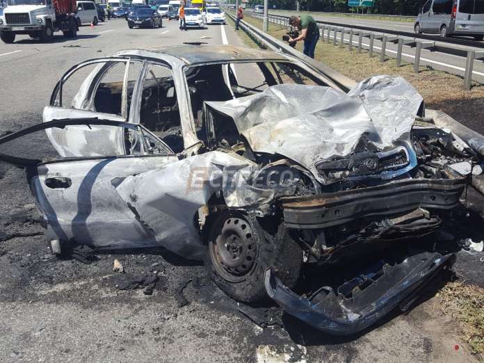 У Києві через ДТП вибухнуло авто, 4 осіб постраждали (фото)