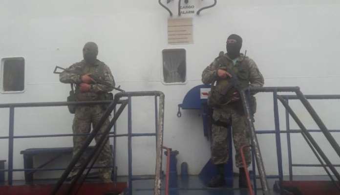 Прикордонники затримали судно, яке переправляло моряків у анексований Крим (фото) Прикордонники затримали судно, яке переправляло моряків у анексований Крим (фото)