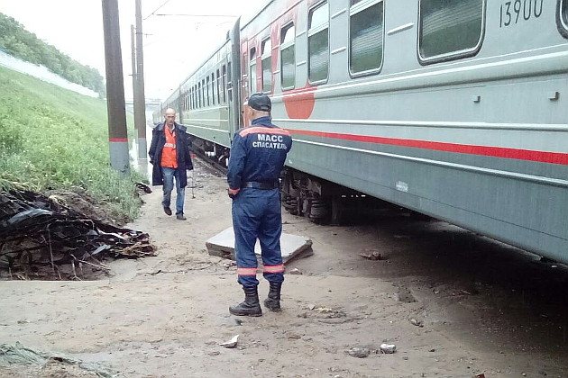 01_shit_flood_moved_passenger_train_from_rails_in_russia