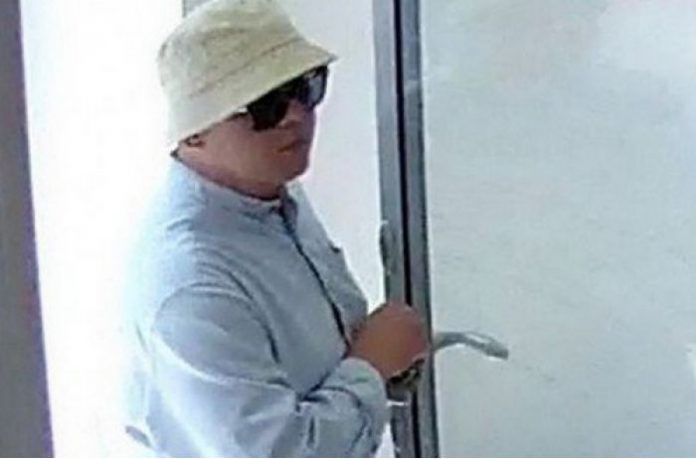 У Києві затримали чоловіка, який 10 років грабував банки та залишав касирам цукерки У Києві затримали чоловіка, який 10 років грабував банки та залишав касирам цукерки