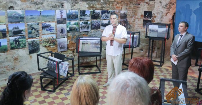 У Львові відкрили фотовиставку до третьої річниці бойових дій під Зеленопіллям У Львові відкрили фотовиставку до третьої річниці бойових дій під Зеленопіллям