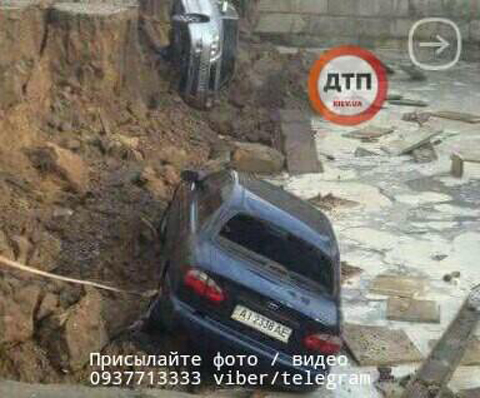 У столиці через зливу три авто провалилися під землю - 3