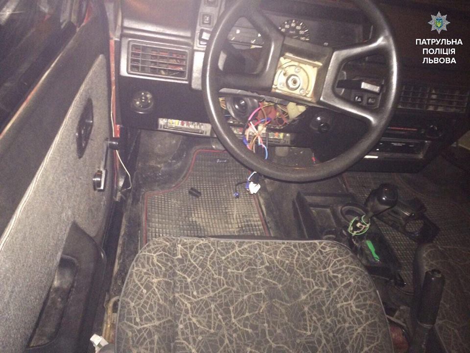 У Львові затримали двох чоловіків, коли вони намагалися викрасти автомобіль - 2