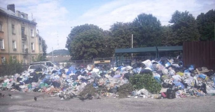 У ЛМР розповіли, де найгірша ситуація з вивезенням сміття У ЛМР розповіли, де найгірша ситуація з вивезенням сміття