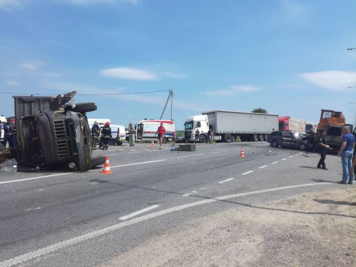 Внаслідок ДТП у Зубрі загинула одна людина, ще двоє постраждали (фото) Внаслідок ДТП у Зубрі загинула одна людина, ще двоє постраждали (фото)