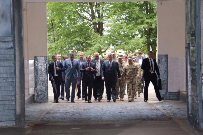 Порошенко: Львівський бронетанковий завод отримає майже мільярд гривень Порошенко: Львівський бронетанковий завод отримає майже мільярд гривень