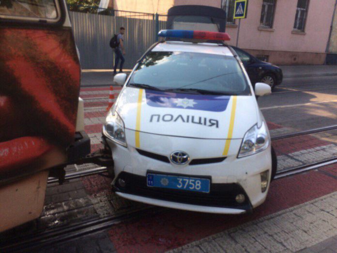 У Львові поліцейський автомобіль не розминувся з трамваєм У Львові поліцейський автомобіль не розминувся з трамваєм