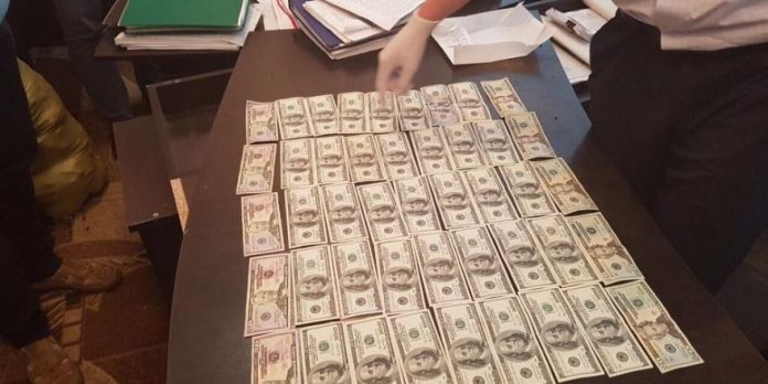 На Волині затримали чоловіка за спробу підкупити прокурора (фото) На Волині затримали чоловіка за спробу підкупити прокурора (фото)