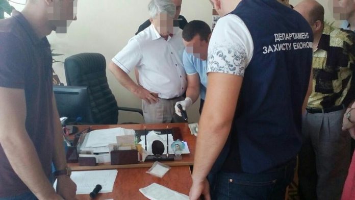 На Львівщині директор вишу попався на хабарі На Львівщині директор вишу попався на хабарі