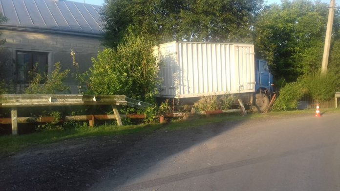 На Львівщині п’яний водій вантажівки збив велосипедиста та в’їхав на чуже подвір’я (фото) На Львівщині п’яний водій вантажівки збив велосипедиста та в’їхав на чуже подвір’я (фото)