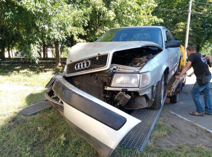 У Червонограді водій Audi протаранив будинок (фото) У Червонограді водій Audi протаранив будинок (фото)