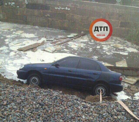 У столиці через зливу три авто провалилися під землю - 2